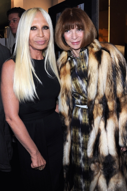 Donatella+Versace+Versace+Front+Row+Paris+sp01Ub20fbZx.jpg